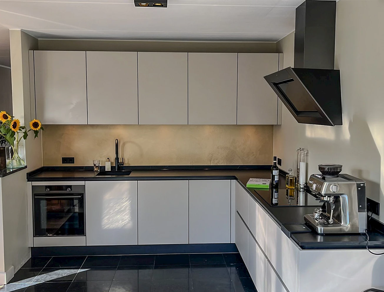 Moderne zandkleurige keuken familie van der Stelt