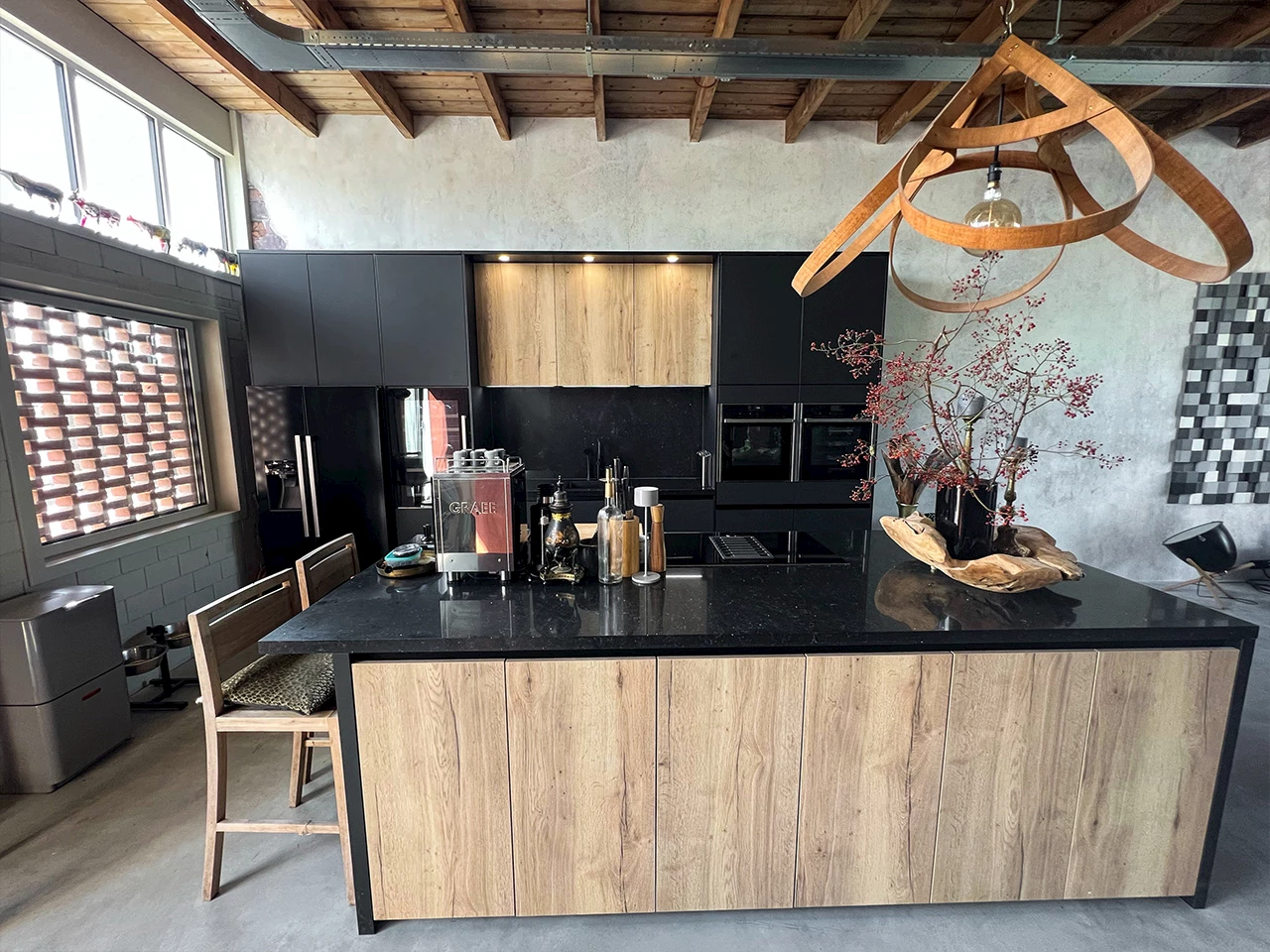 Robuuste zwarte keuken met hout