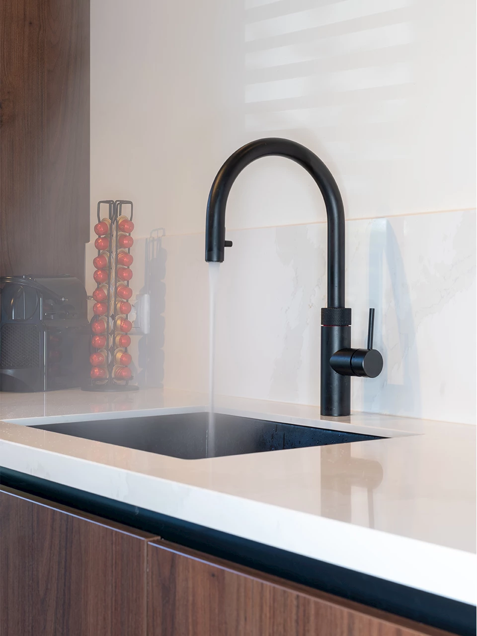 Mat zwarte kokendwaterkraan