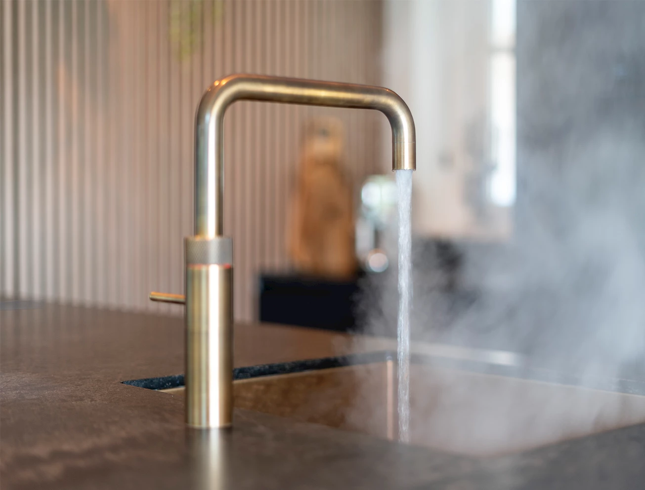 Goudkleurige kokend waterkraan