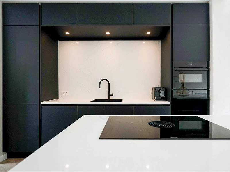 Minimalistische keuken donker
