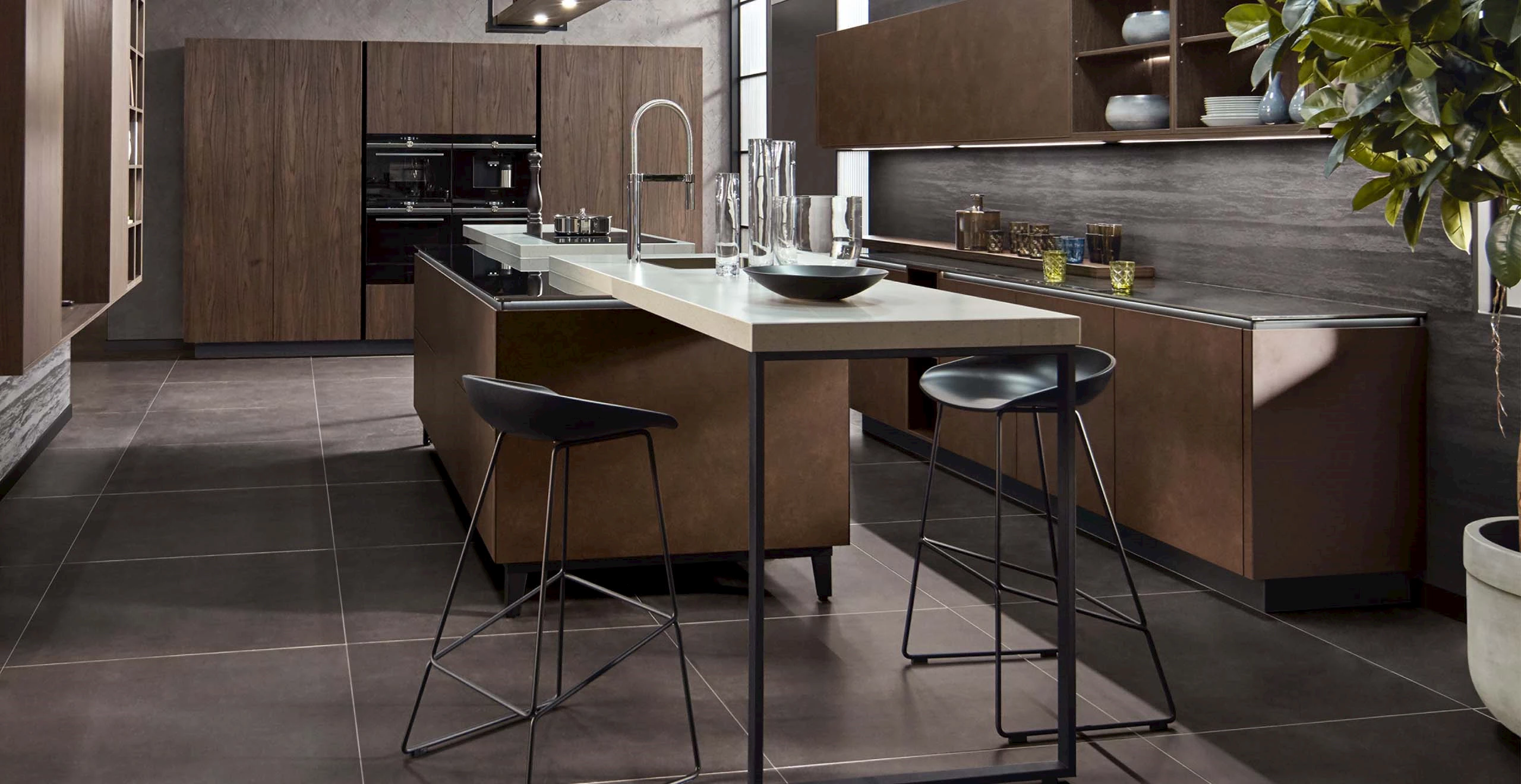 Donkere massief houten keuken