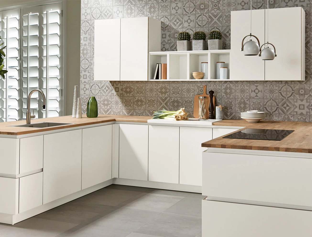 Witte keuken met hout