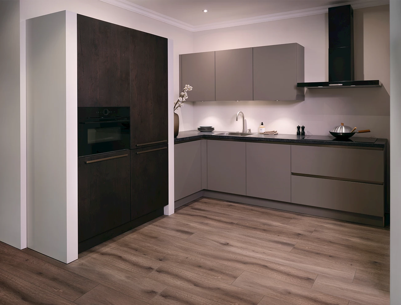 Donkere hoekkeuken met hout