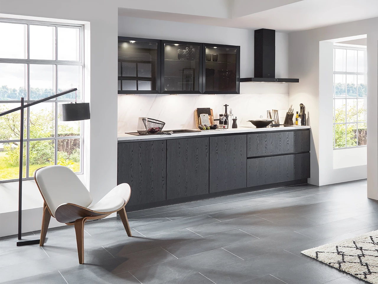 Zwarte rechte houten keuken