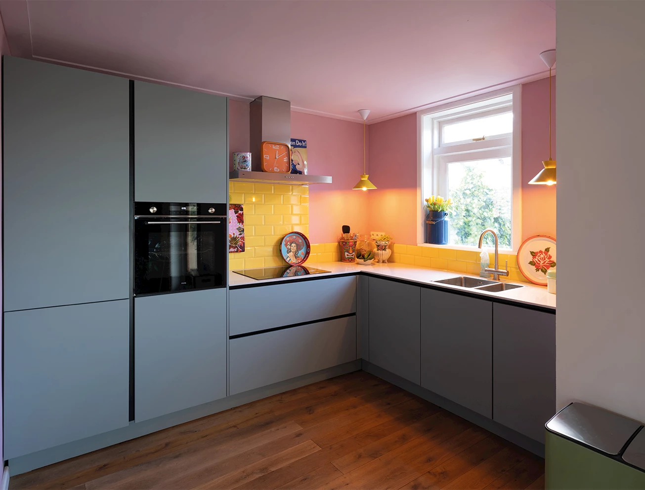 Retro L-keuken met kastenwand