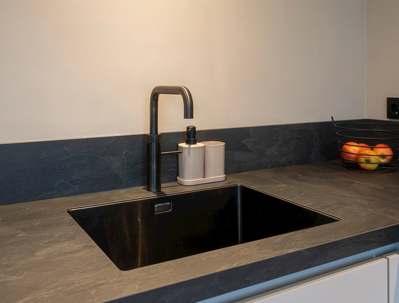 Schoonmaken gun metal spoelbak en kraan