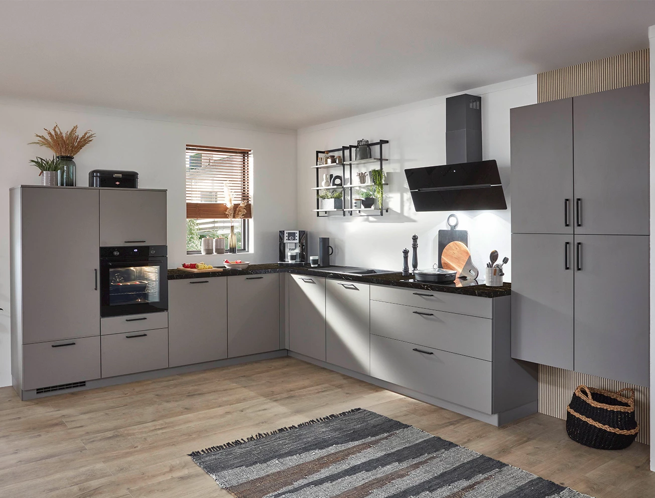 Keuken taupe met zwart blad