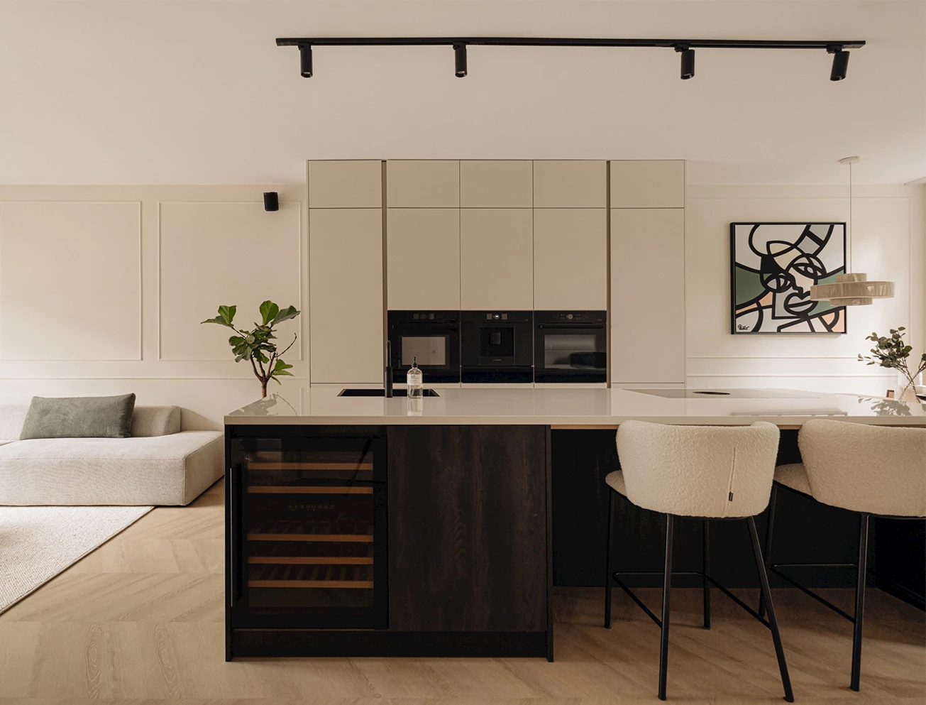 Beige moderne keuken met hout