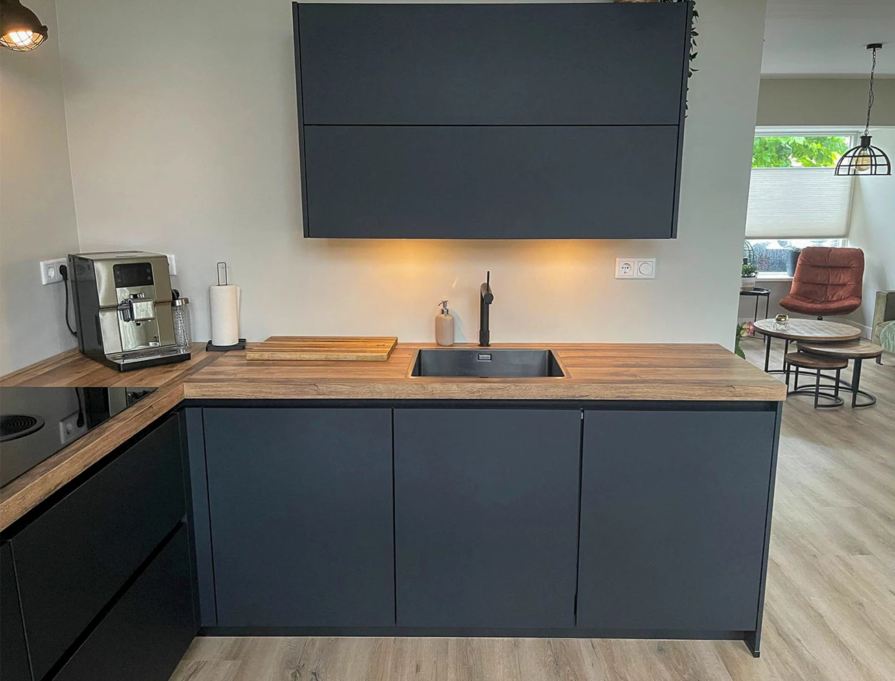 Grafietzwarte hoekkeuken met hout