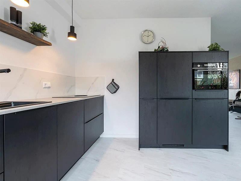 Zwarte keuken wit marmer blad