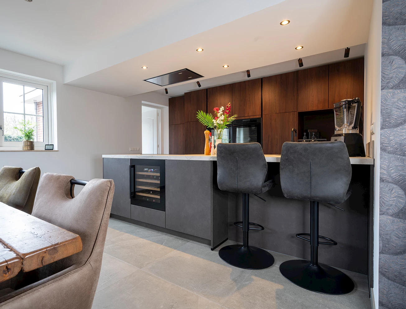 Ruime parallel keuken met bar